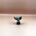 Schnitzereien - Wingsbody Moosachat