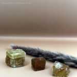 Trommelsteine - Honigcalcit Rohstein – Bild 3